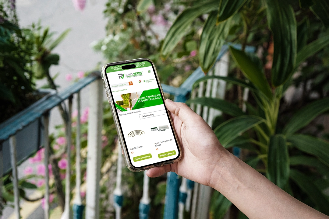 Free iPhone 16 Pro in Hand Mockup copia